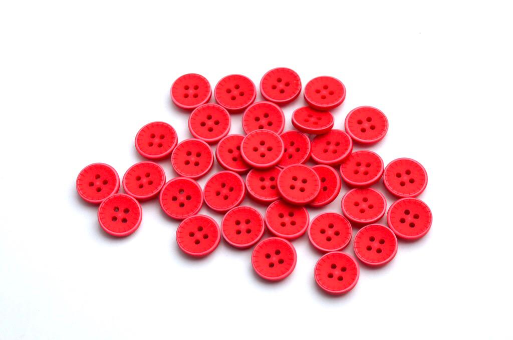 Knoflík čtyřdírkový plastový 15 mm Barva: červený