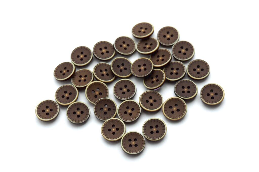 Knoflík čtyřdírkový plastový 15 mm Barva: hnědý