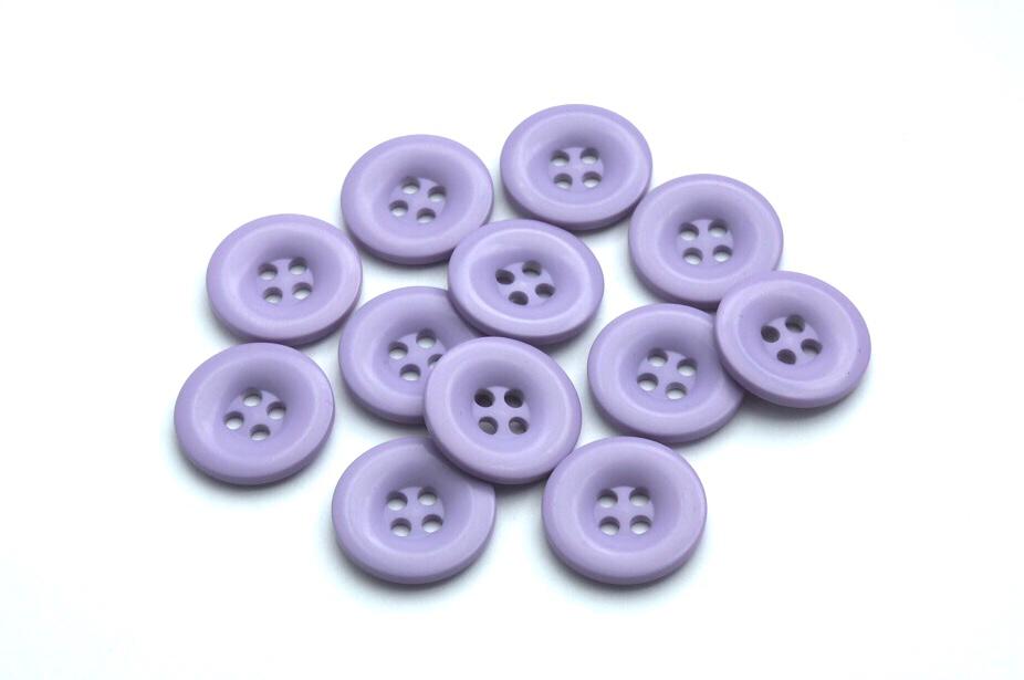 Knoflík čtyřdírkový plastový 25 mm Barva: šeříkový