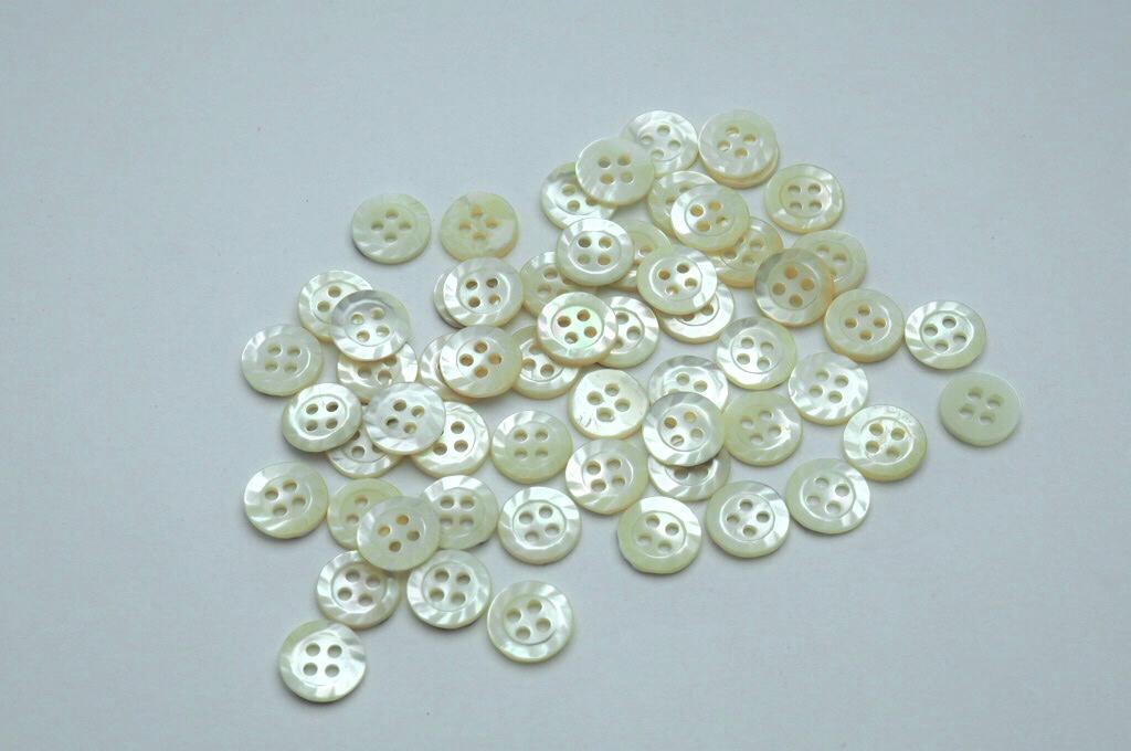 Knoflík čtyřdírkový perleťový 10 mm bílý