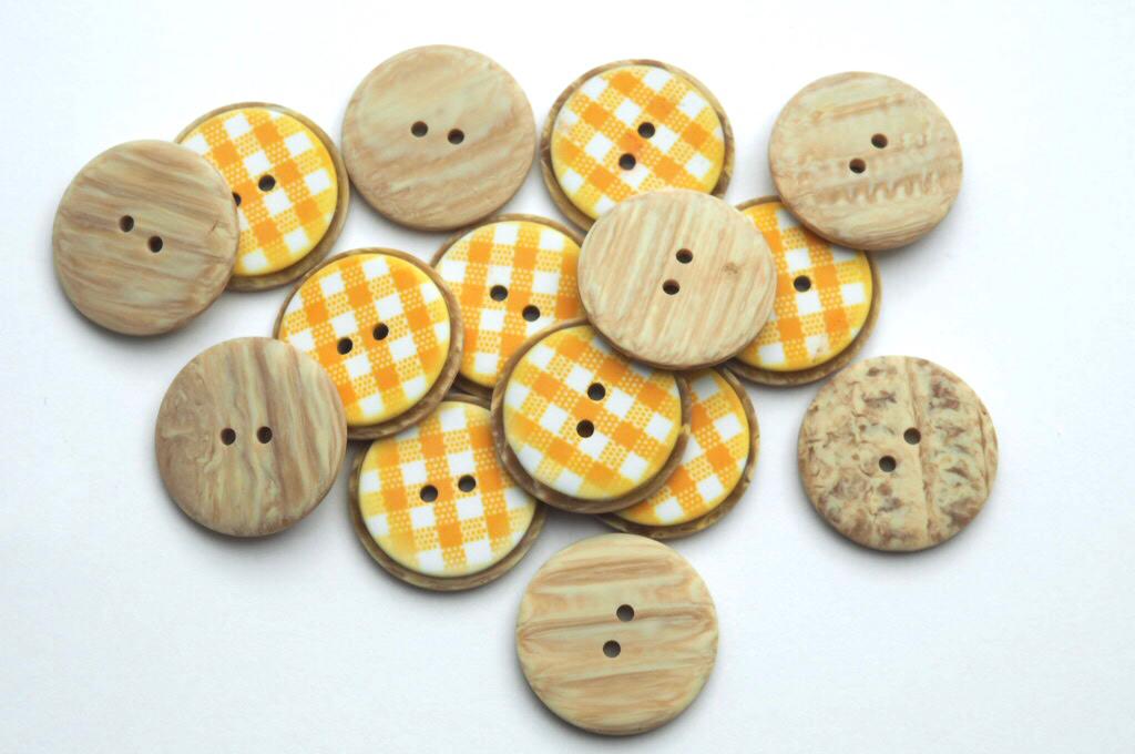 Knoflík dvoudírkový plastový 25 mm žlutá kostka