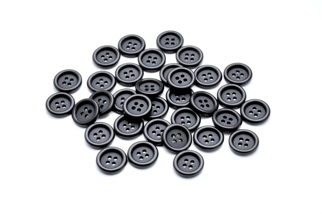 Knoflík čtyřdírkový plastový 15 mm 348777C