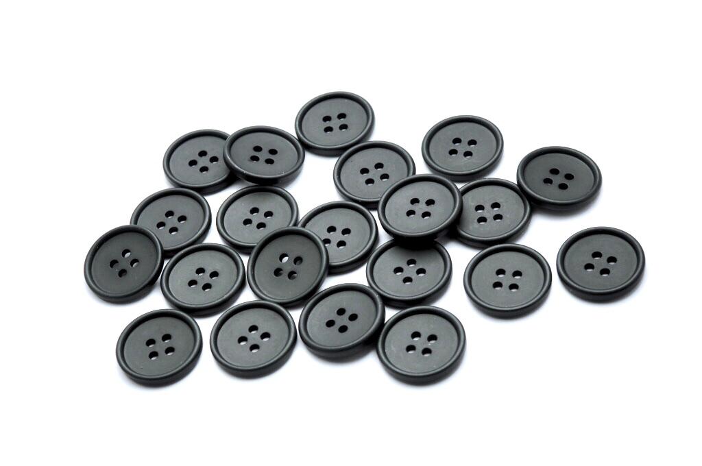 Knoflík čtyřdírkový plastový 15 mm černý