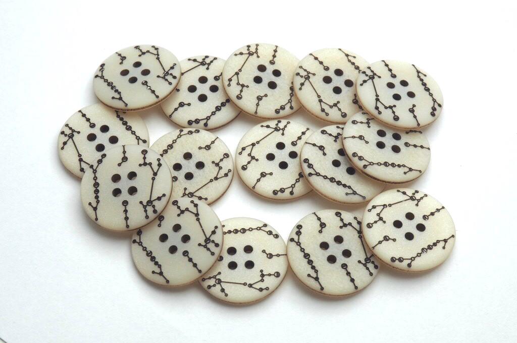 Knoflík čtyřdírkový plastový 22 mm větvičky na béžové