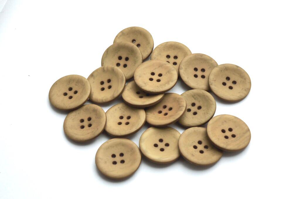 Knoflík čtyřdírkový plastový 22 mm 348777T