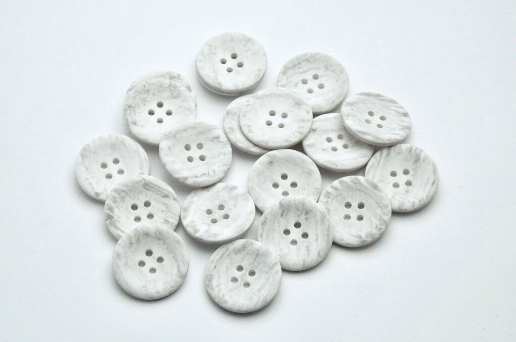 Knoflík čtyřdírkový plastový 22 mm 348777B