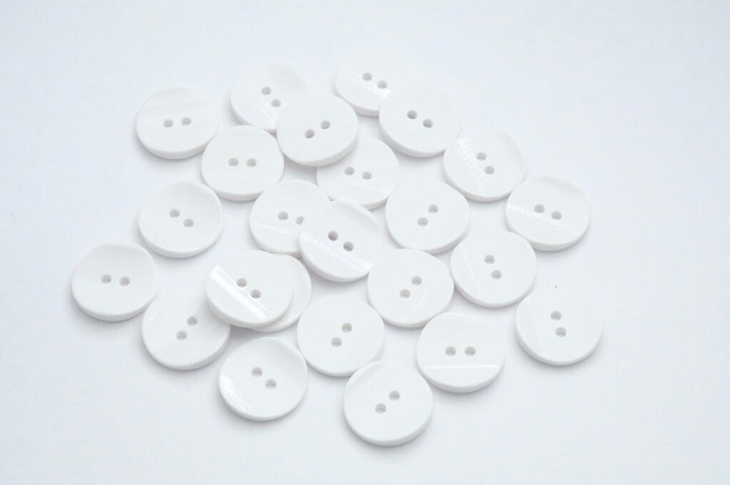 Knoflík dvoudírkový plastový 18 mm bílý