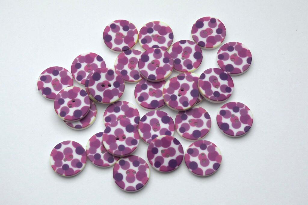 Knoflík dvoudírkový plastový 15 mm  fialové puntíčky na bílém podkladu