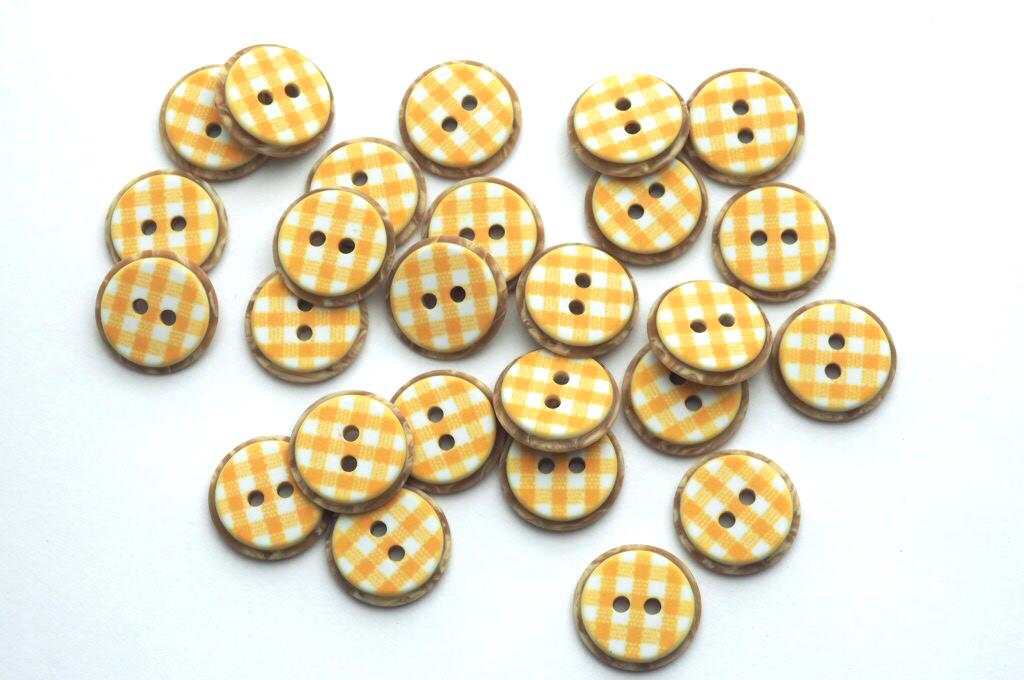 Knoflík dvoudírkový plastový 15 mm žlutá kostka