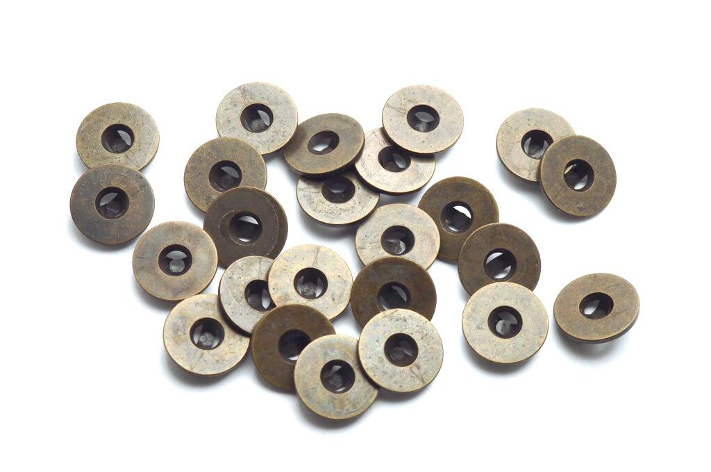 Knoflík dvoudírkový plastový  18 mm 349065