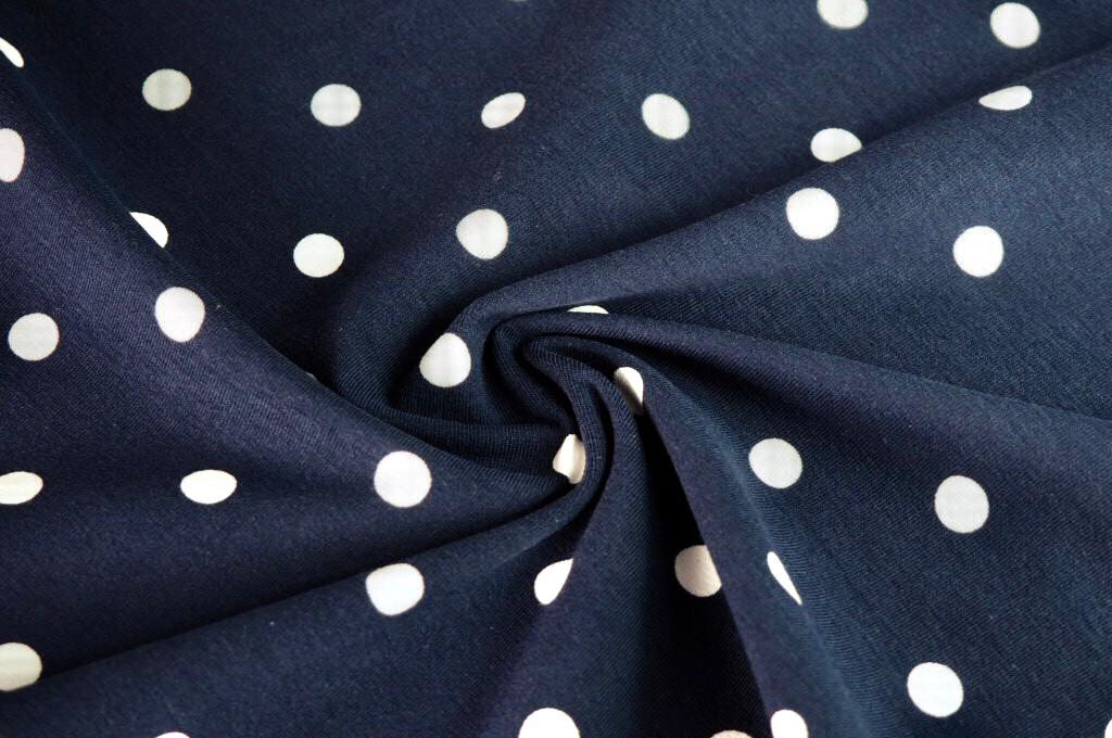Jednolící bavlněný úplet puntíky bílé na tmavě modré