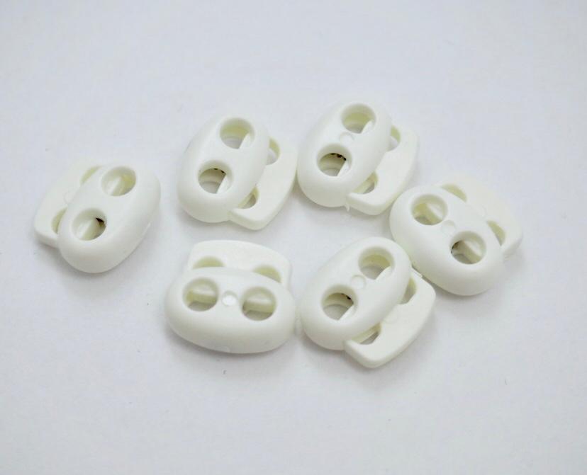 Brzdička se dvěma dírkami 15 x 15 mm různé barvy Barva: Bílá