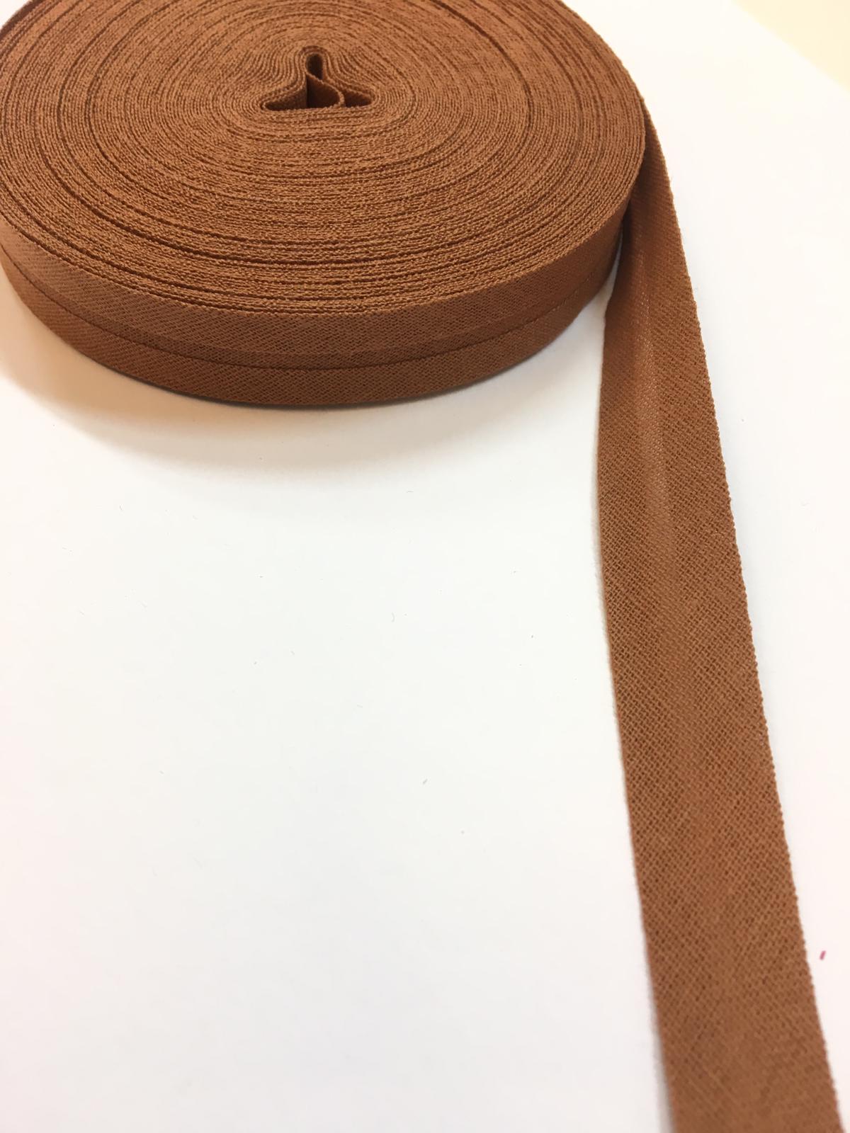 Bavlněný šikmý proužek šíře 14 mm Barva: hnědá