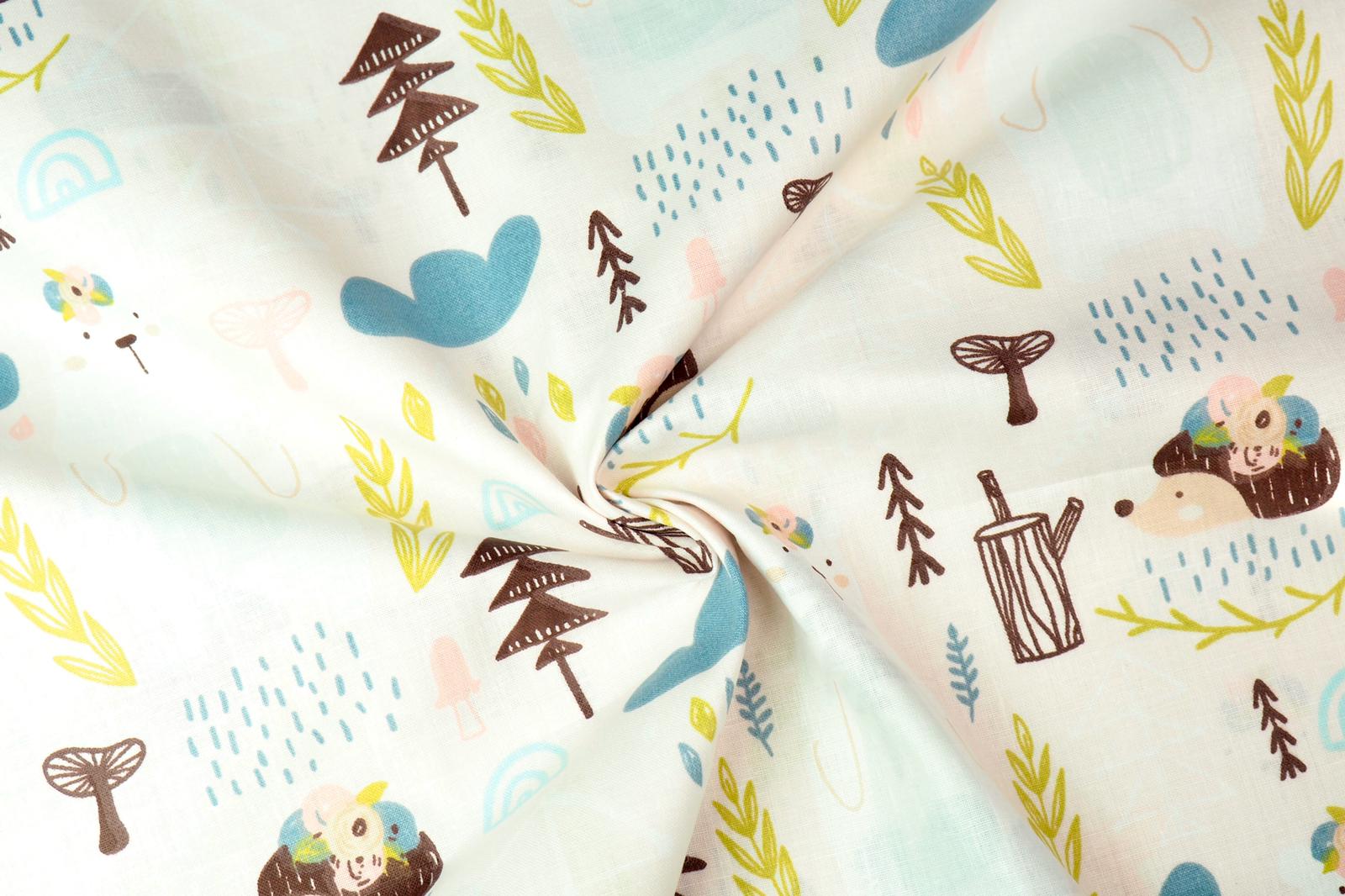 Bavlněné plátno medvěd a ježek v lese na růžové světlé