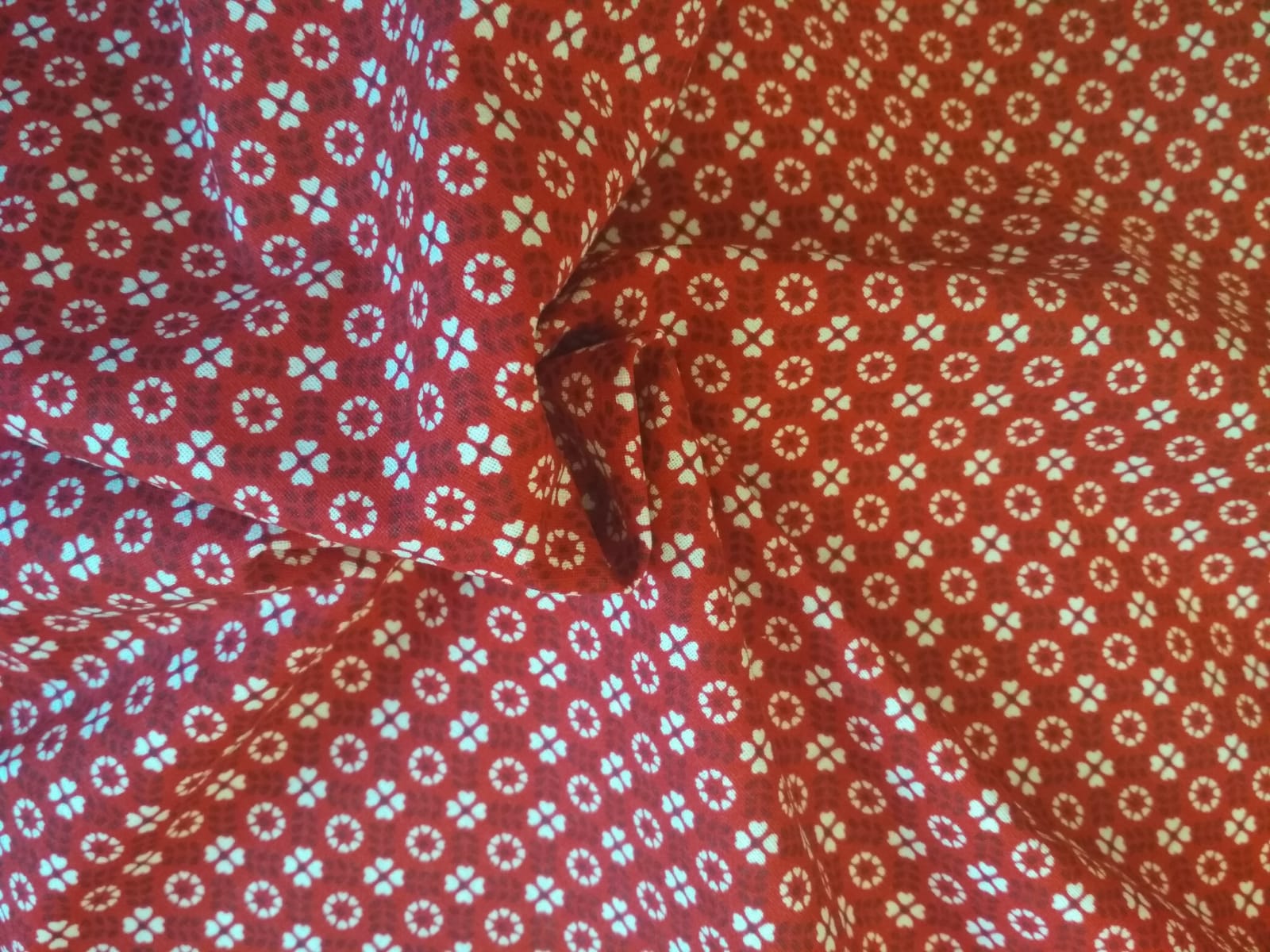 Bavlněné plátno květinová mozaika na červené