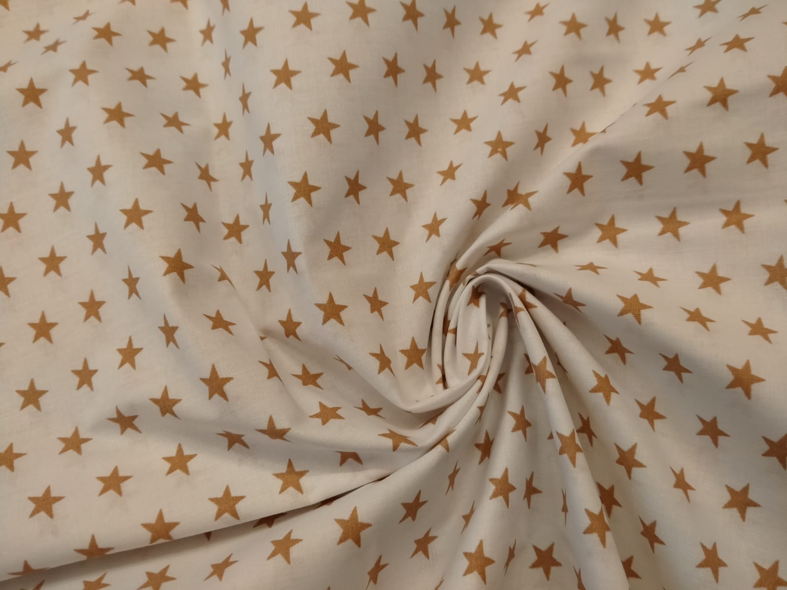 Bavlna hvězdy béžové na bílé