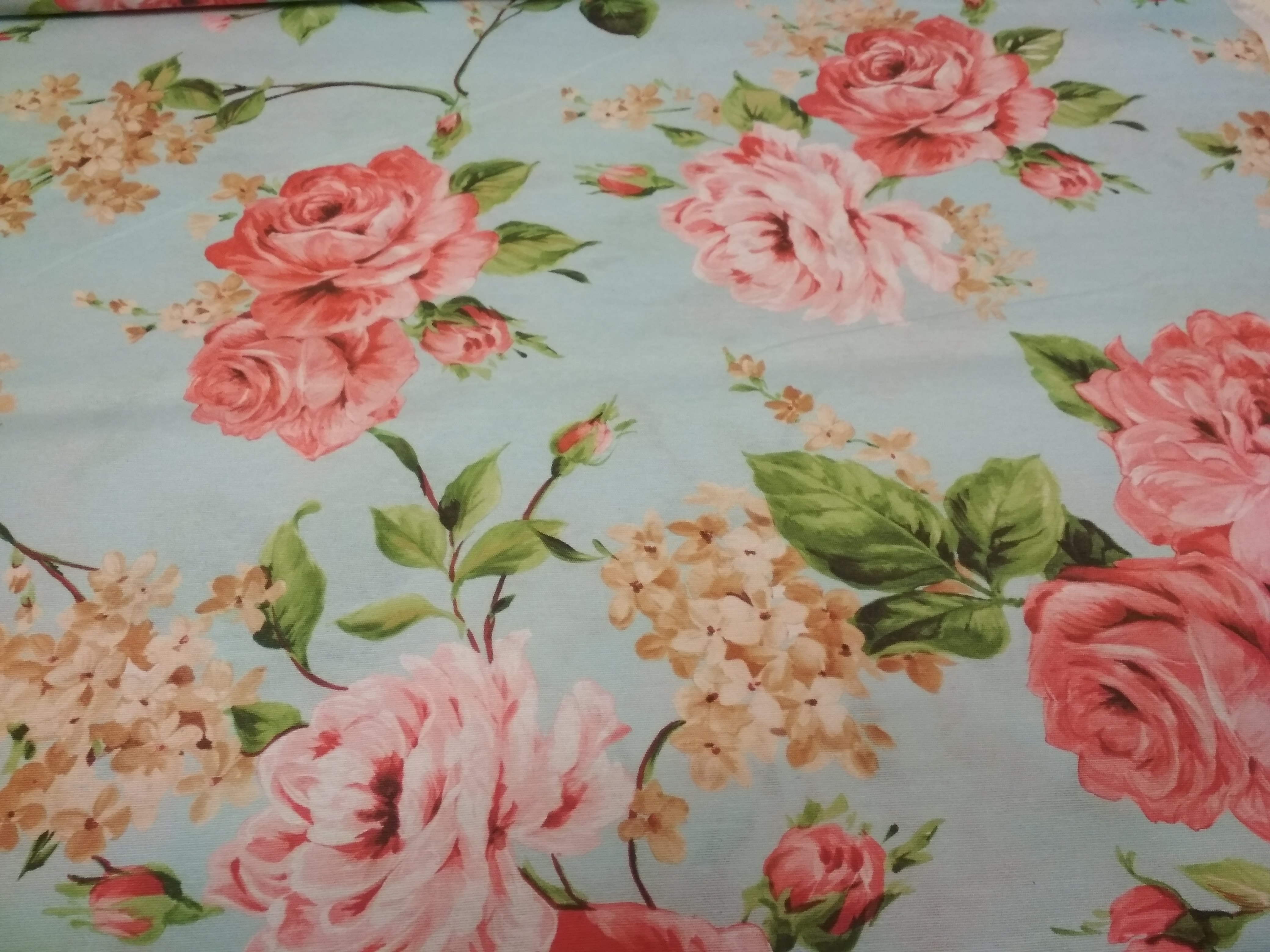 Režná bavlna růže na světle modré