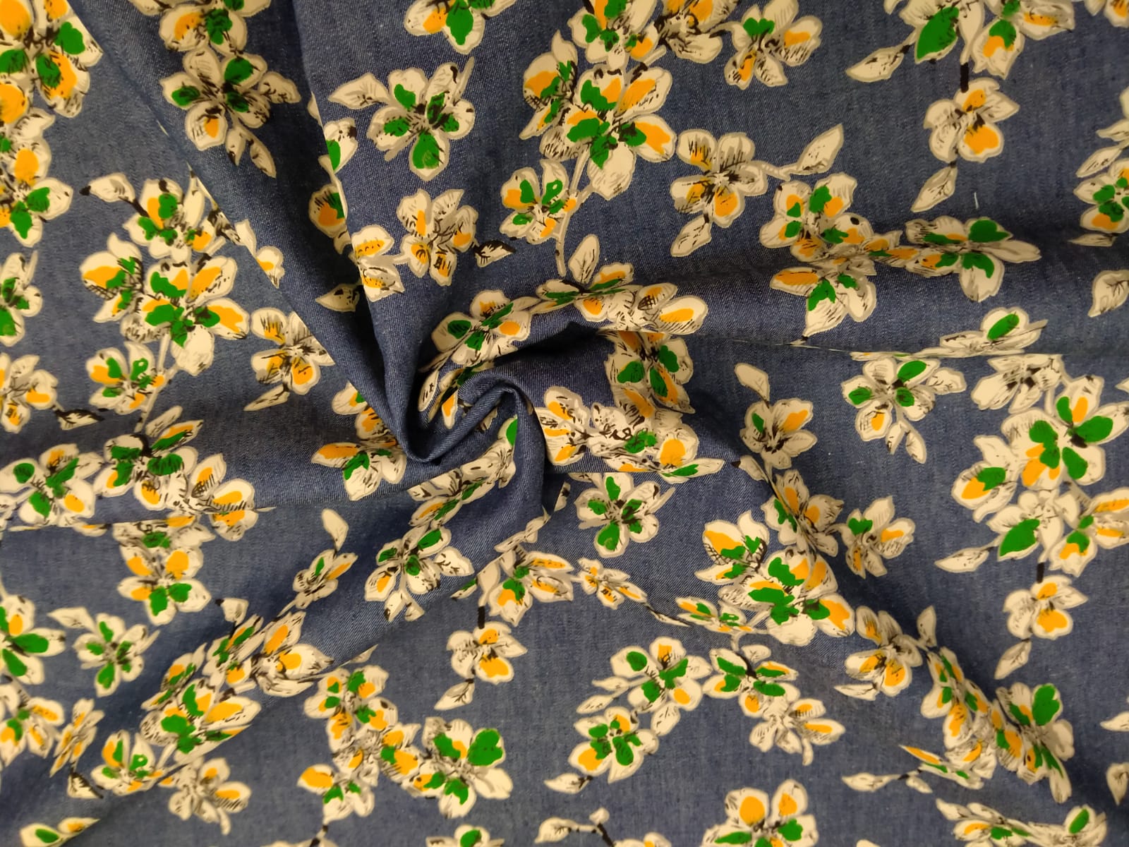 Riflovina košilová žlutozelené kvítka na středně modré