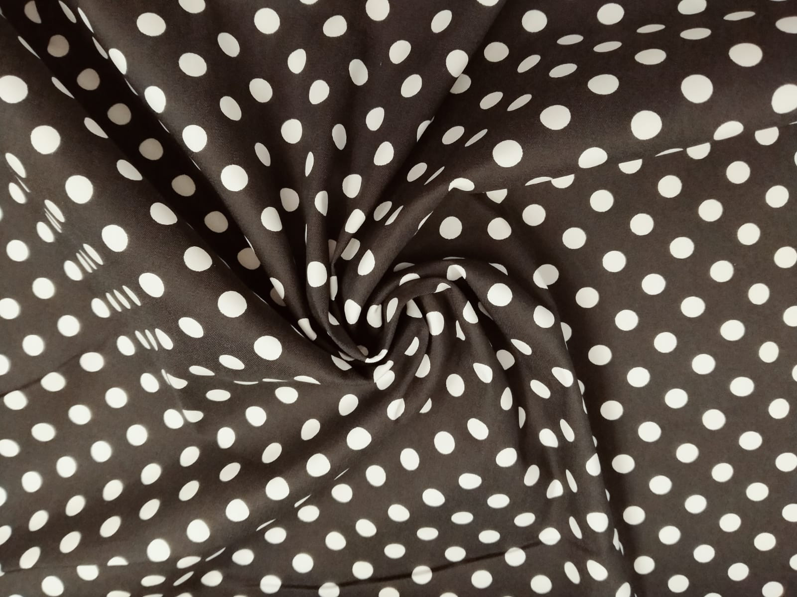 Bavlněná strečová látka bílé puntíky na černé