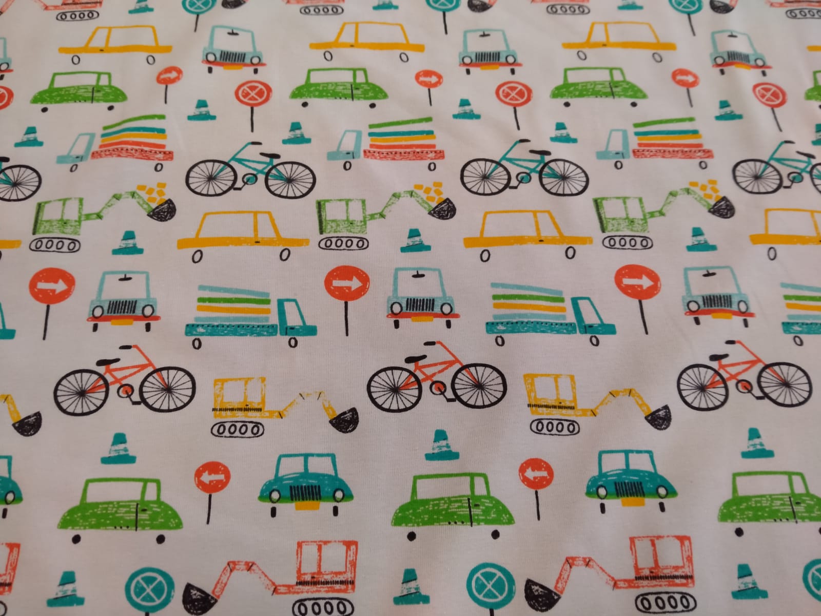 Bavlněný úplet dopravní prostředky na šedé