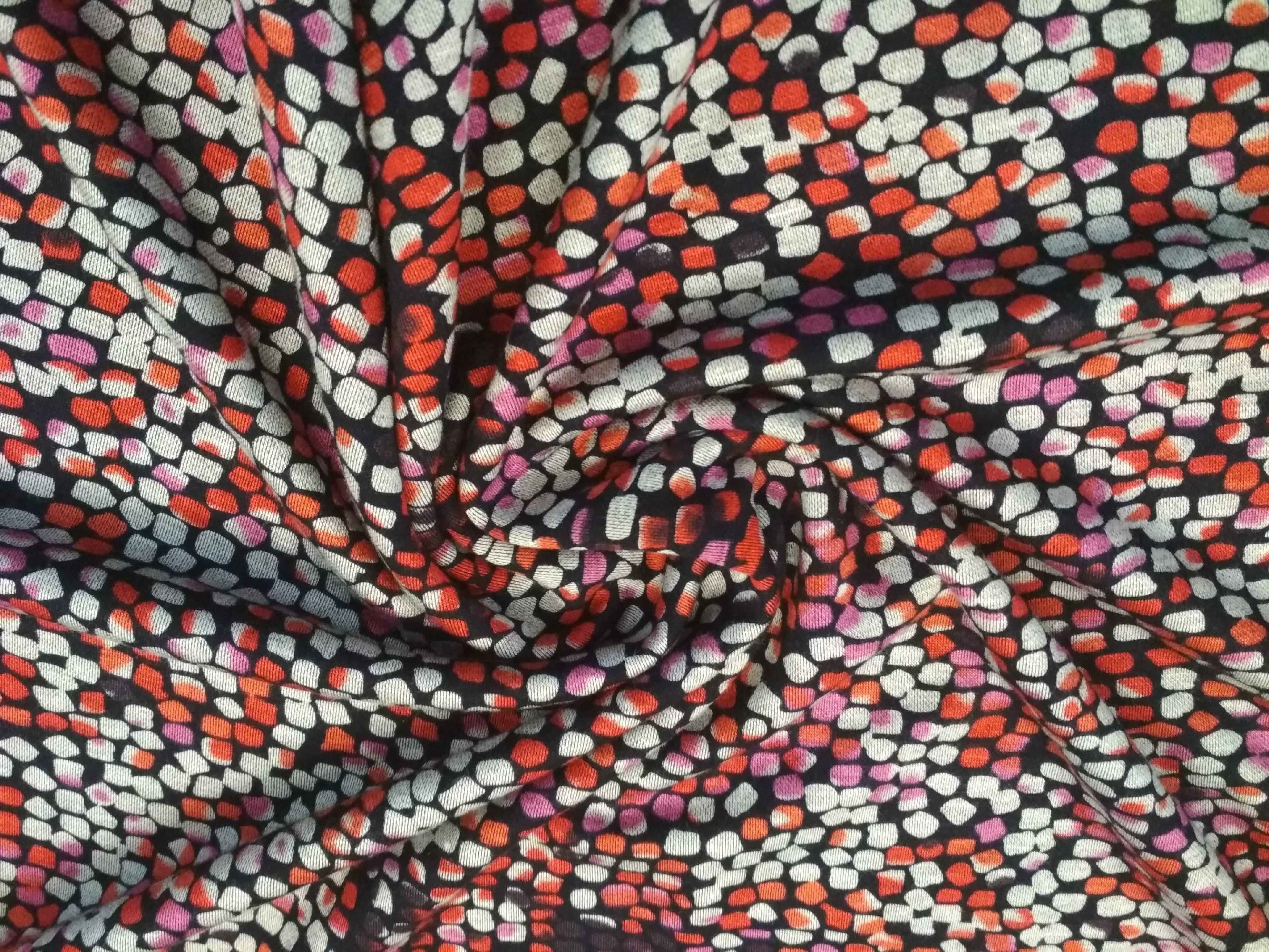 Svetrovina tenká šedočervené kostečky na černé