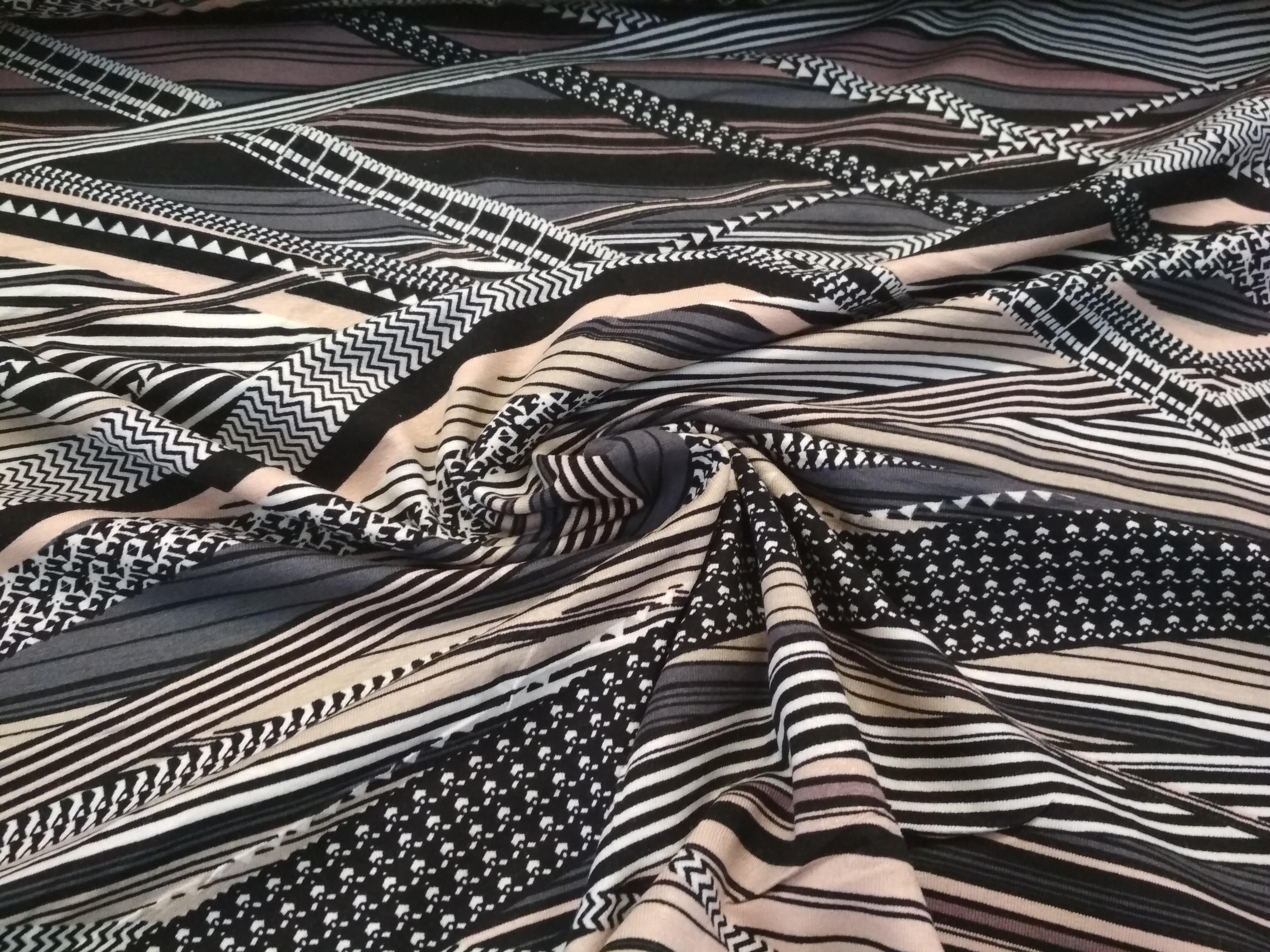 Viskozový úplet vzorované pruhy