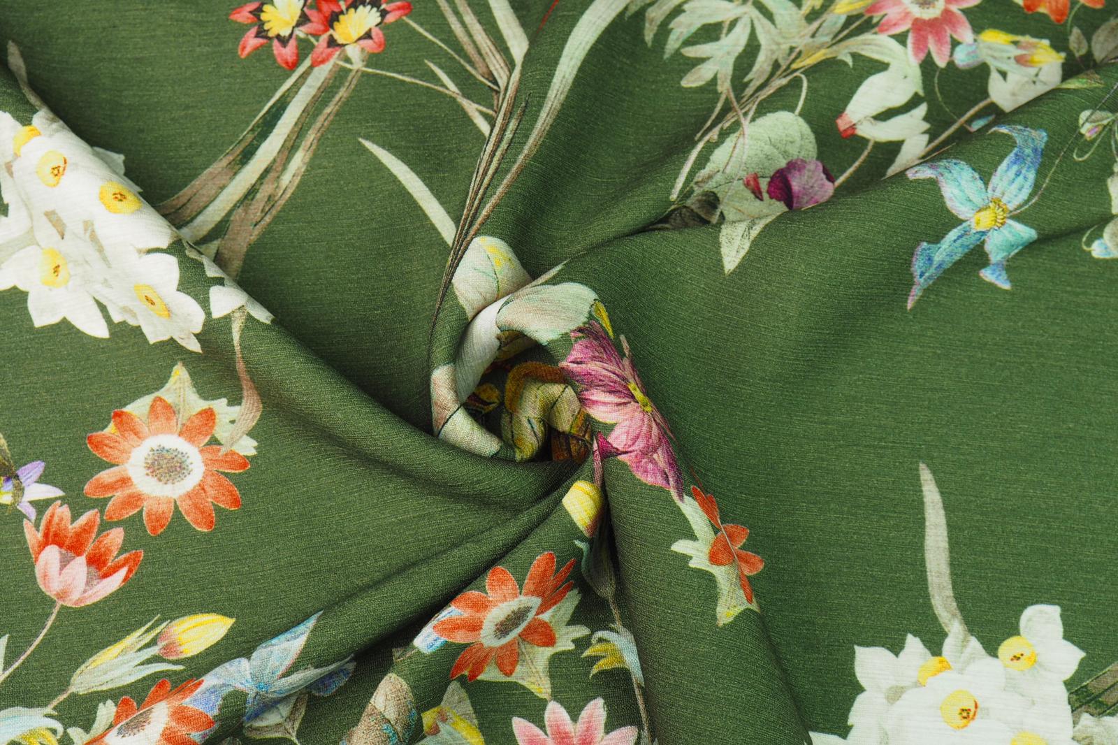Tkanina viskózová narcisy a květiny na zelené