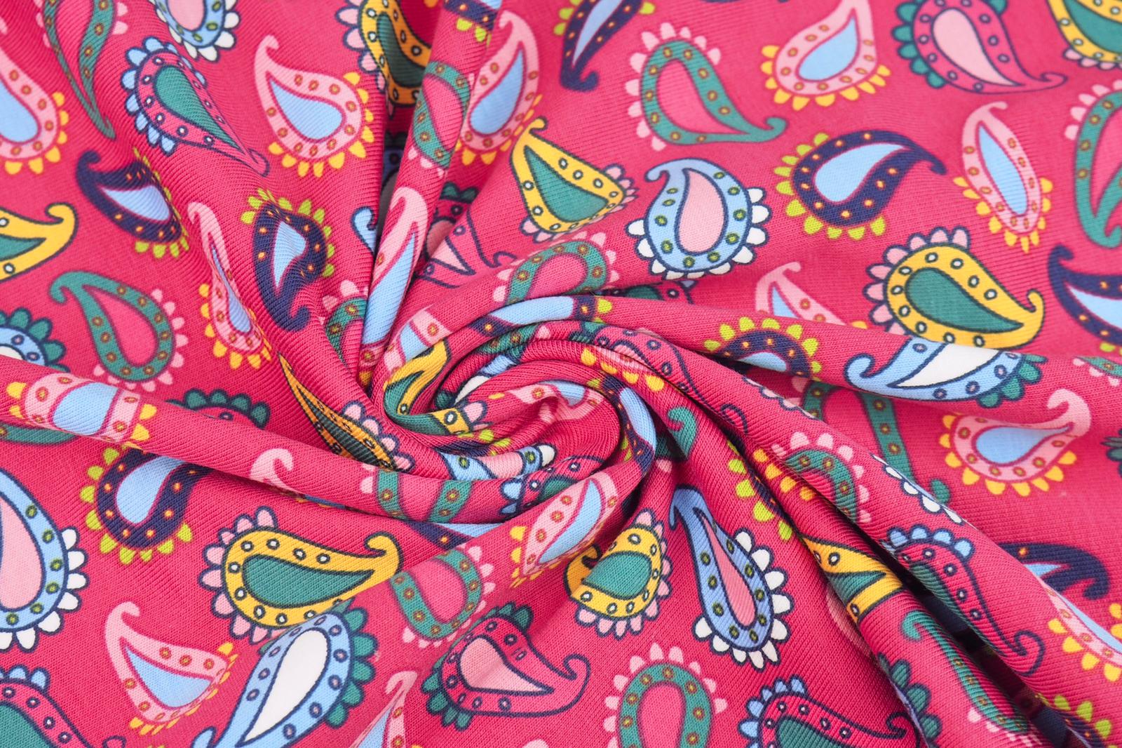 Bavlněný úplet kašmírový vzor na fuchsiové