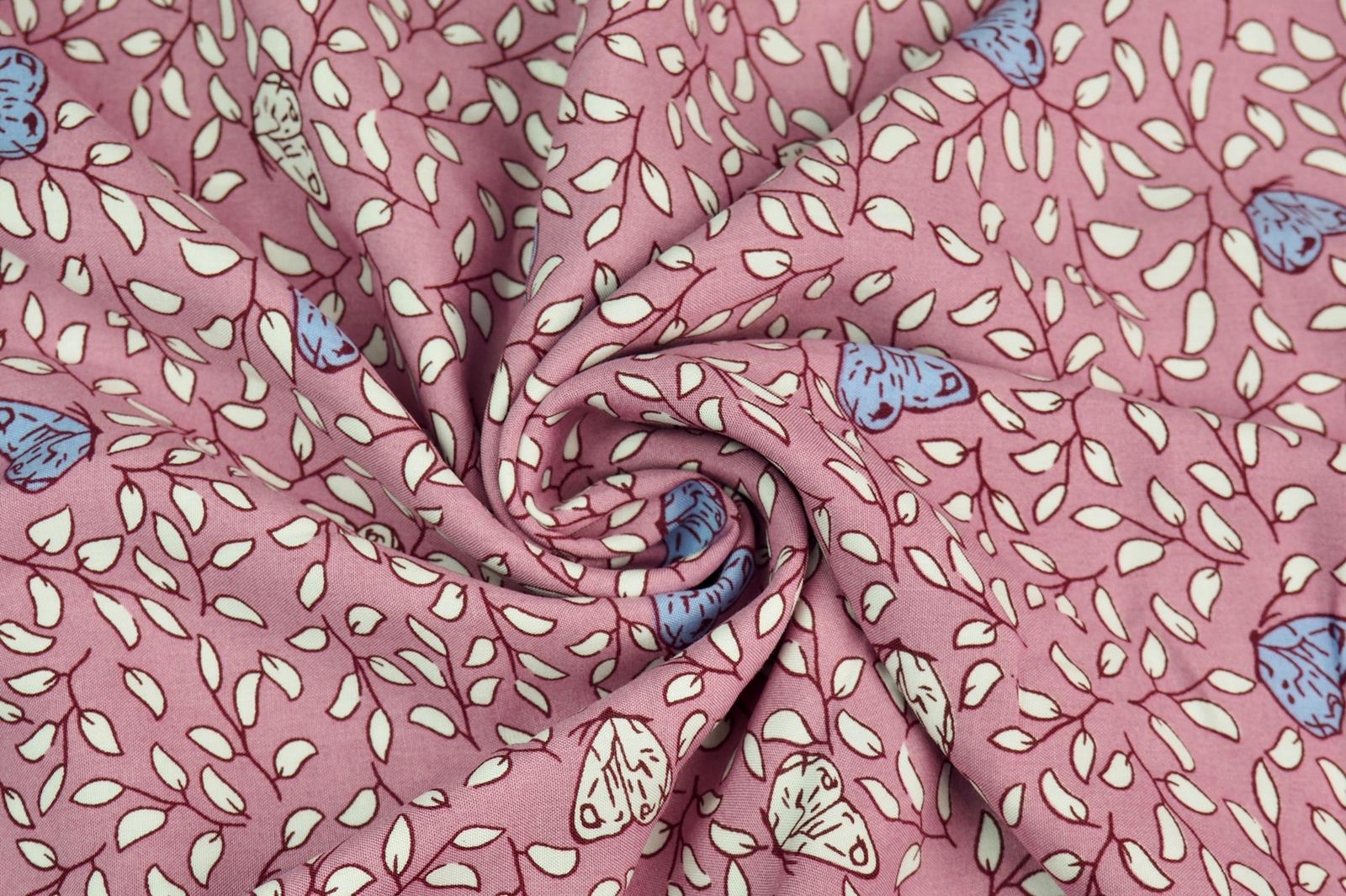 Popelín motýlci a větvičky na růžové