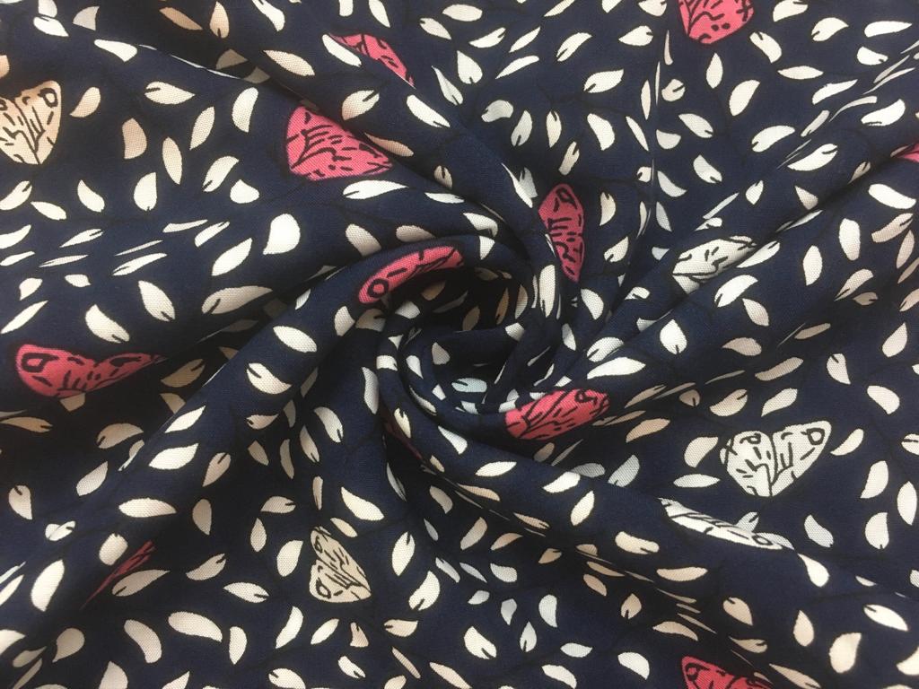 Popelín motýlci a větvičky na modré tmavé