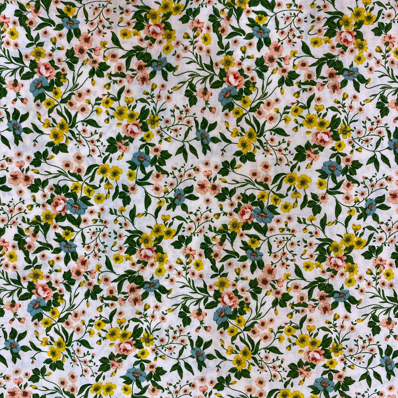 Bavlněné plátno žluté a lososové trsy květů na bílé