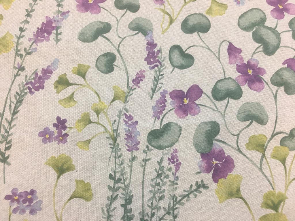 Režná bavlna fialky a ginko lístky na režné