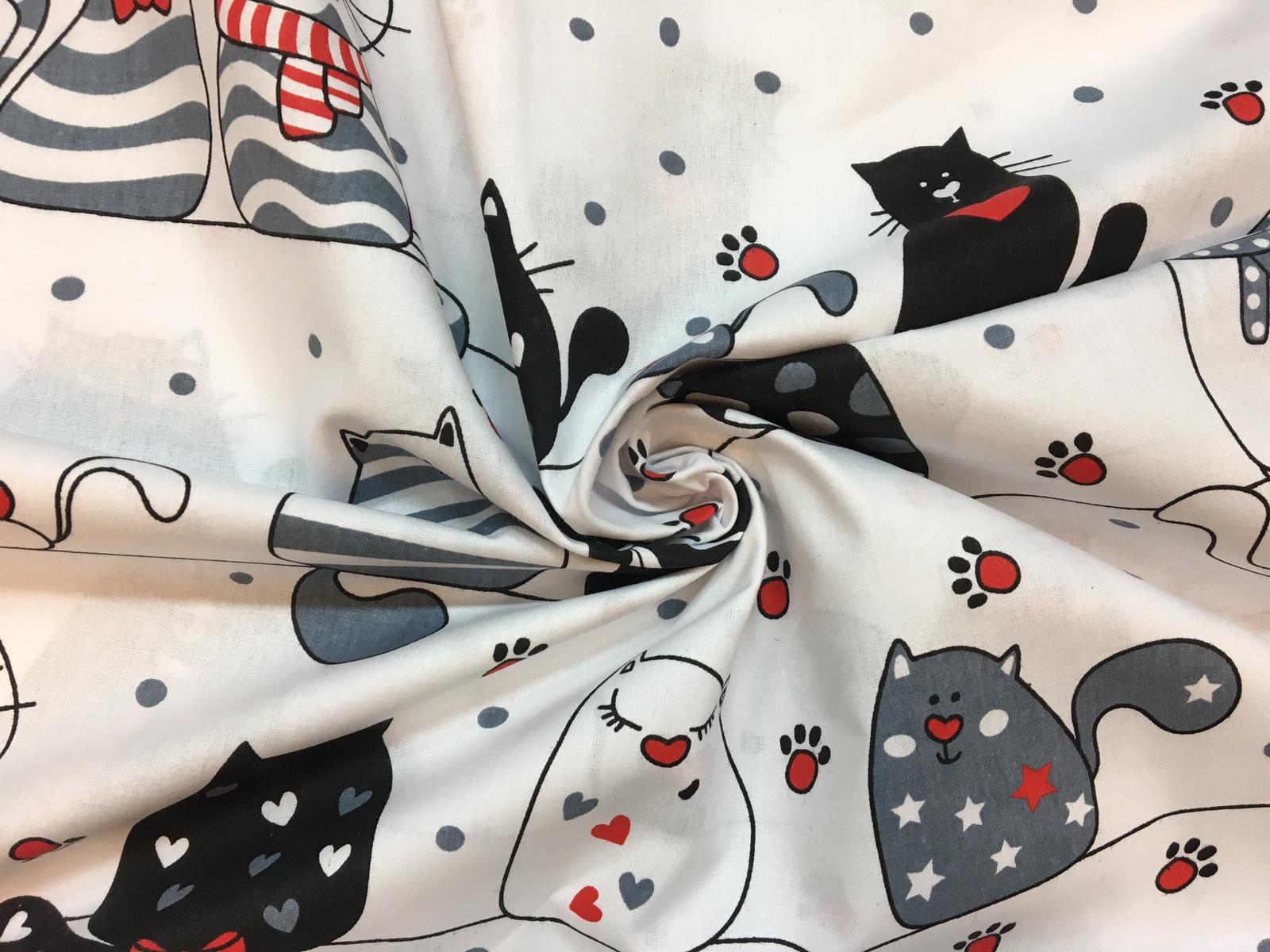 Bavlněné plátno kočky v řadě na bílé