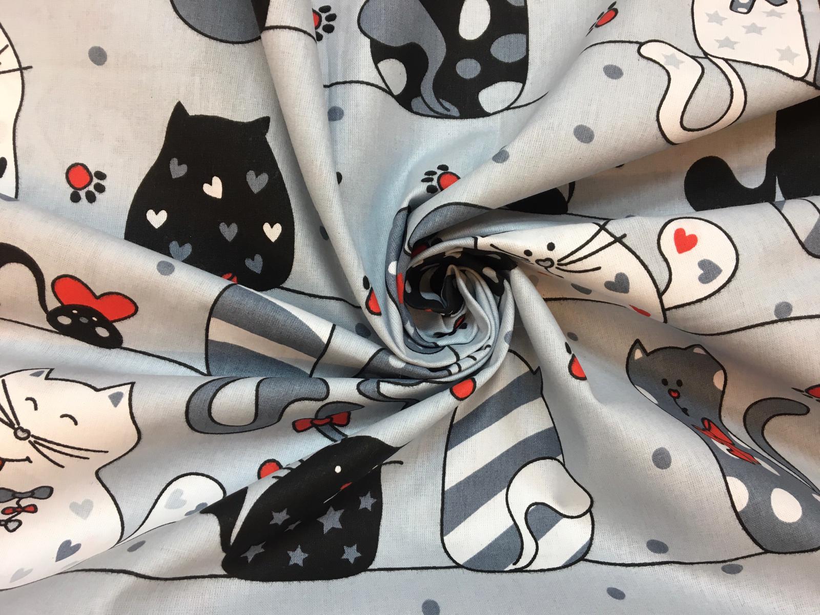 Bavlněné plátno kočky v řadě na světle šedé