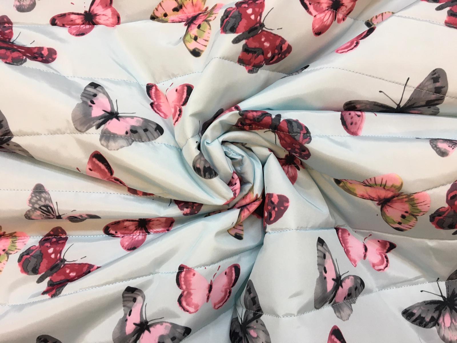 Prošev motýli na modré světlé