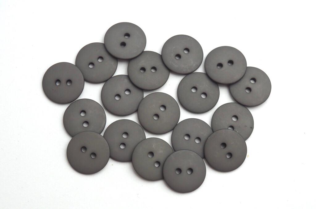 Knoflík plastový šedý 28"