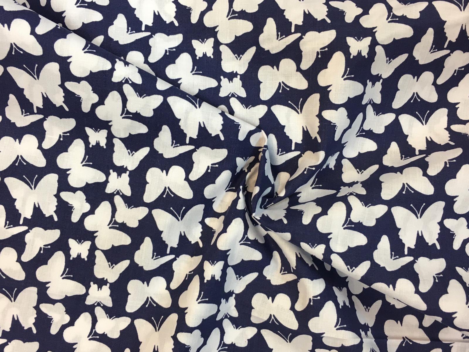 Bavlněné plátno motýli na modré tmavé