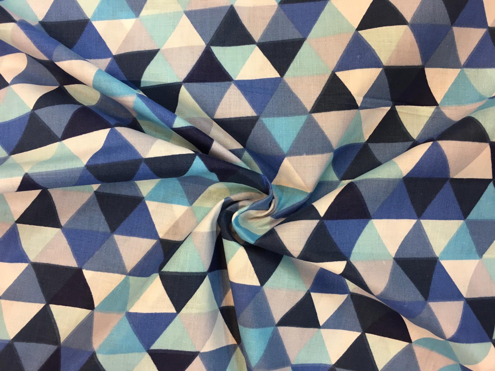 Bavlněné plátno tmavě modré a šedé trojúhelníky