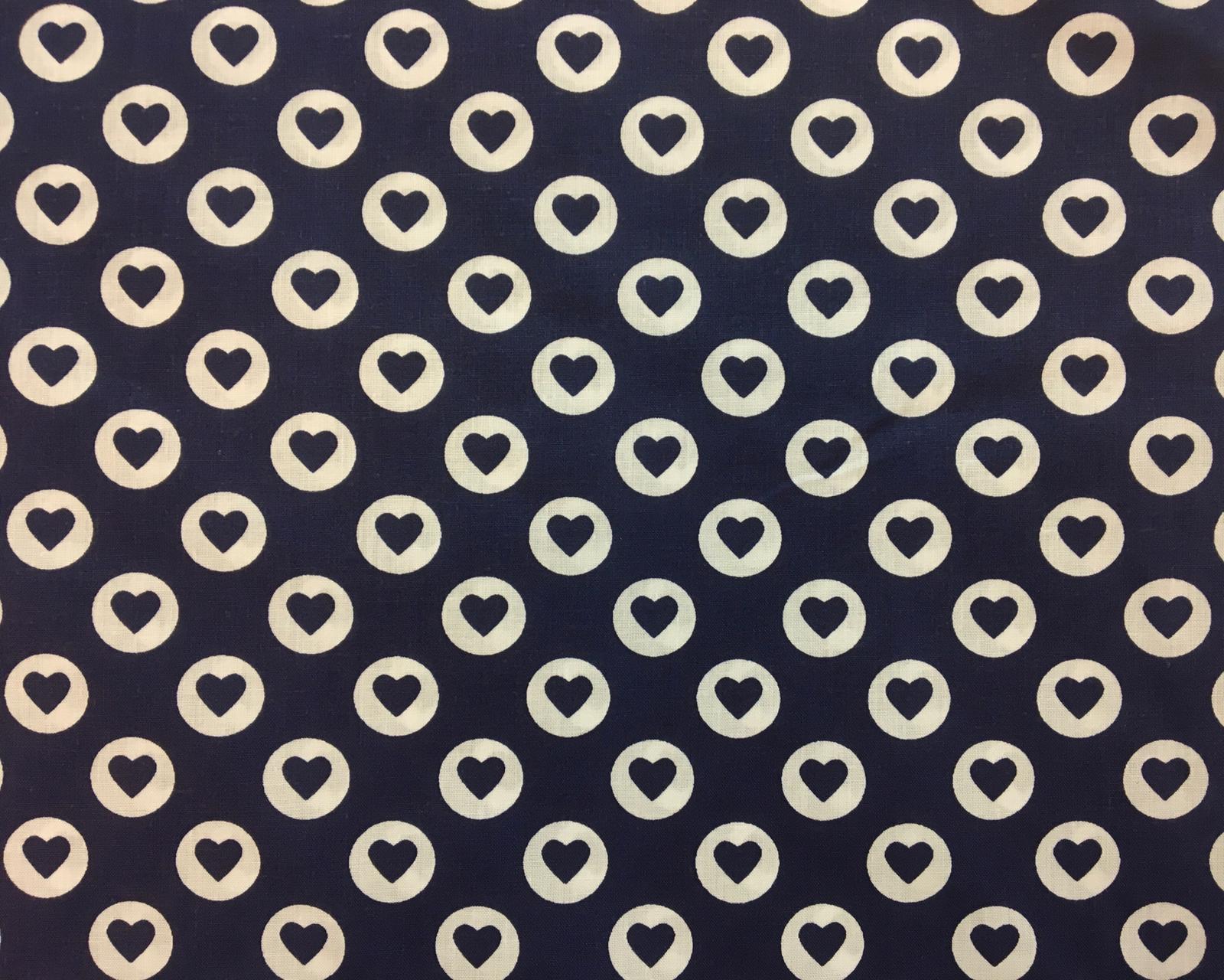 Bavlněné plátno srdíčka v bílém kolečku na modré tmavé