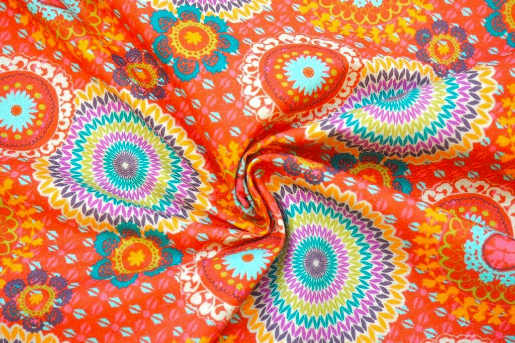 Bavlněné plátno barevné mandaly na červené