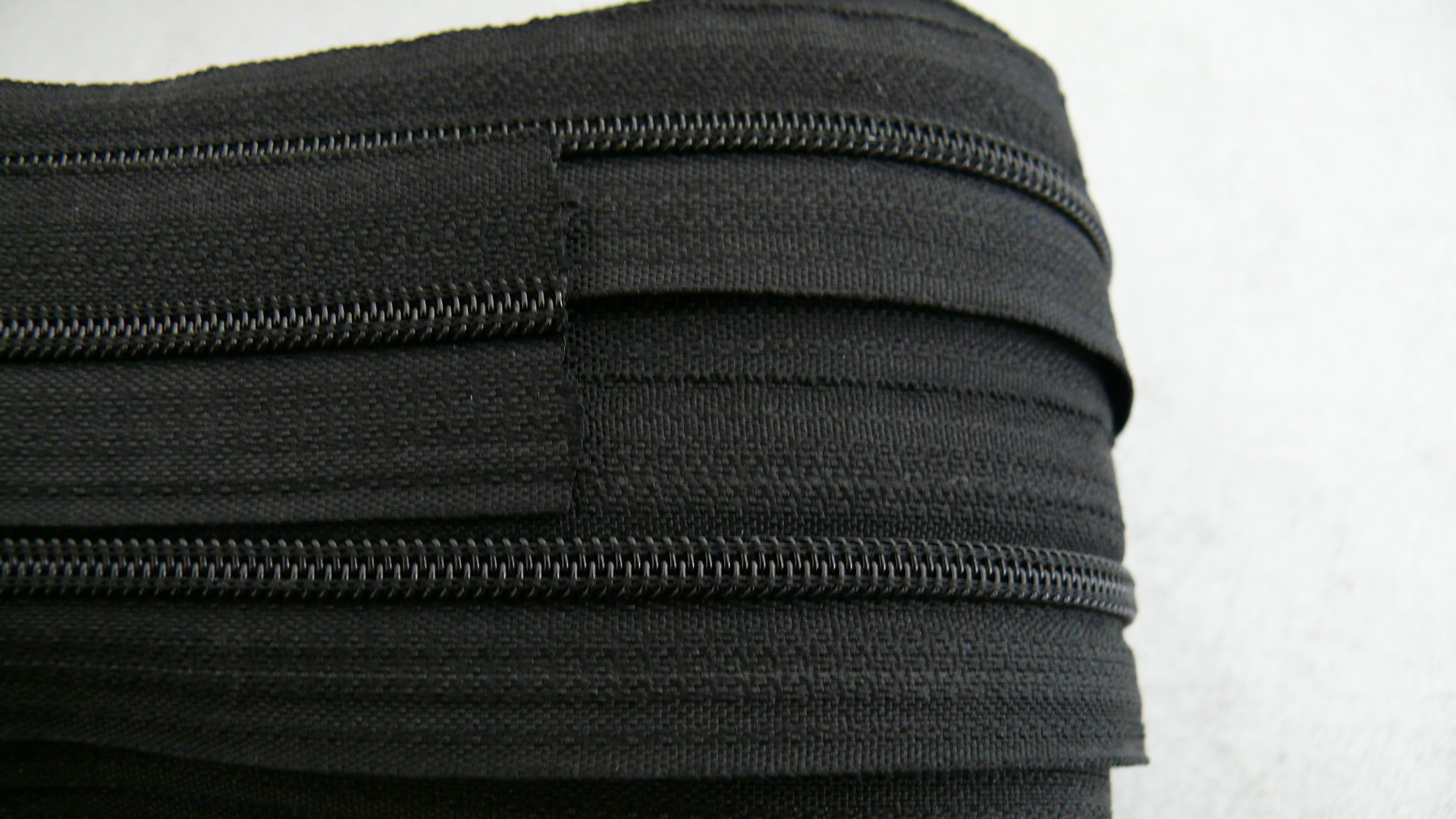 Zip metrážový 3 mm Barva: černý