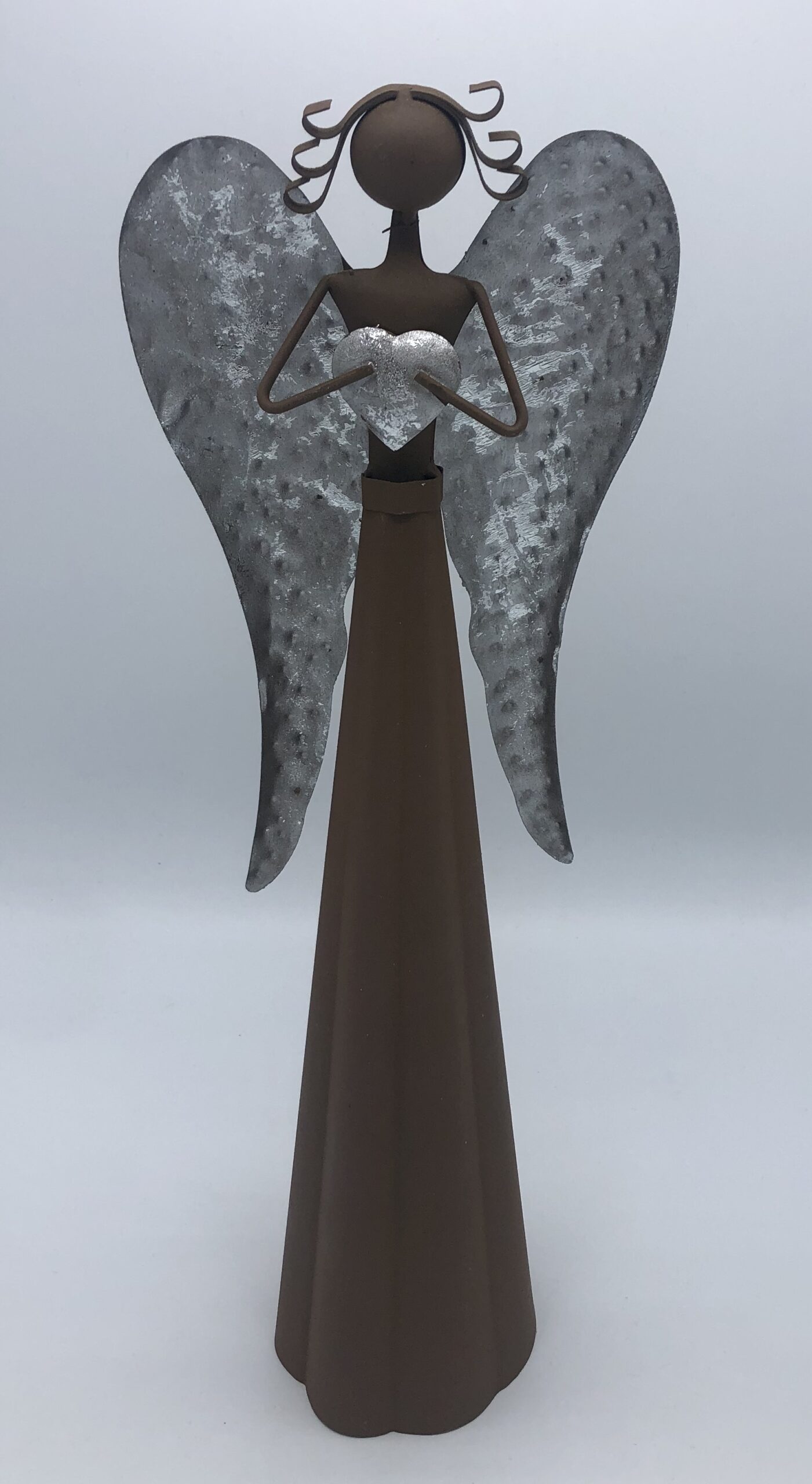 Plechový anděl hnědý se srdíčkem - 40 cm
