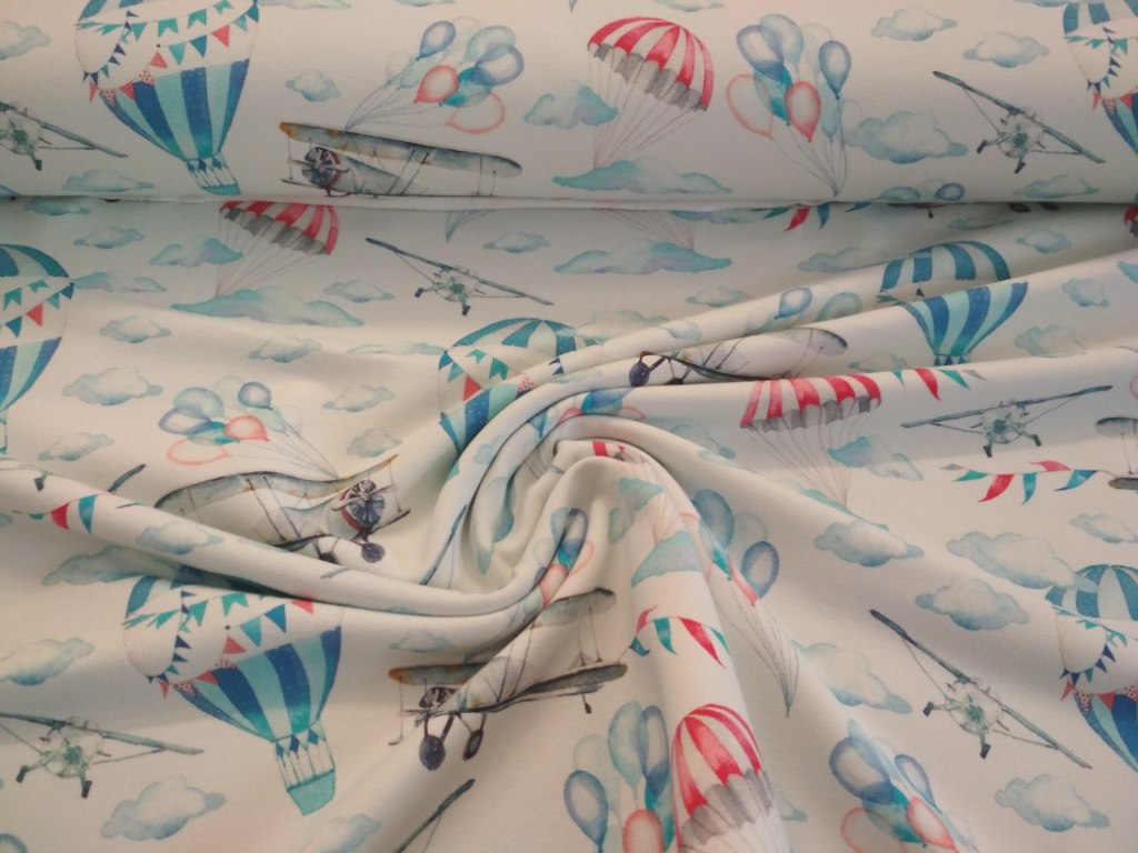 Teplákovina balony a letadélka v mracích