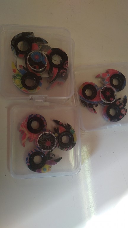 FIDGET SPINNER  barevný ninja křídla'antistresová hračka' Papermax-cz