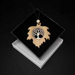 AMADEA Dřevěný přívěsek z masivního dřeva ve tvaru javorového listu s vkladem - strom