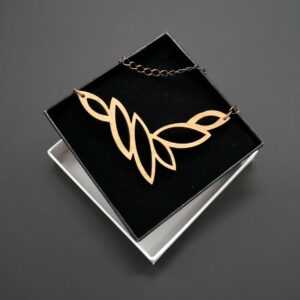 AMADEA Dřevěný přívěsek na krk přírodní