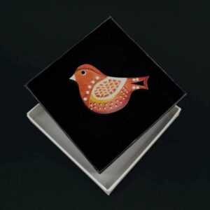 AMADEA Dřevěná brož červený ptáček