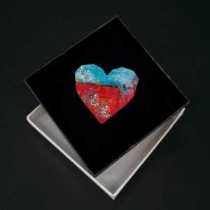 AMADEA Dřevěná brož barevné srdce