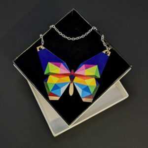 AMADEA Dřevěný přívěsek na krk barevný motýl