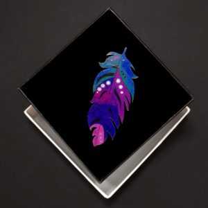 AMADEA Dřevěná brož barevné peříčko